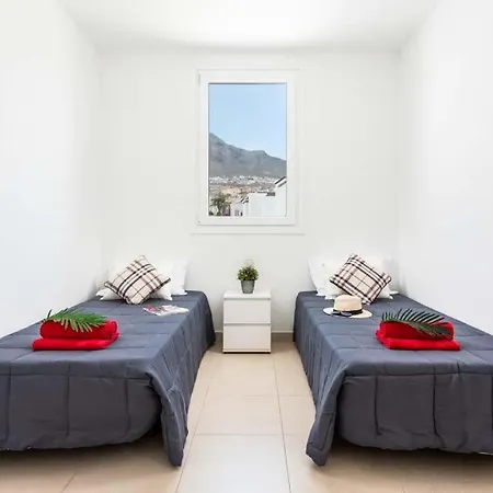 Vila Playa De Fanabe Sleeps 8 With Pool Air Con And Wifi